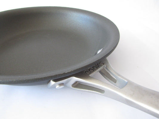 Non-stick frying pan without oil smoke